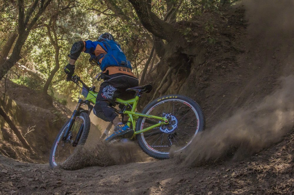 Mountainbiker*in im Wald